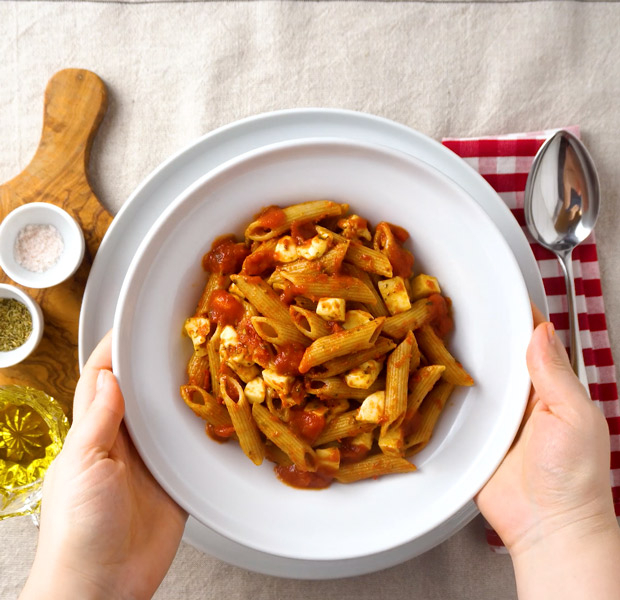 Il BIO è in tavola: prova le penne integrali con pomodoro, mozzarella e origano