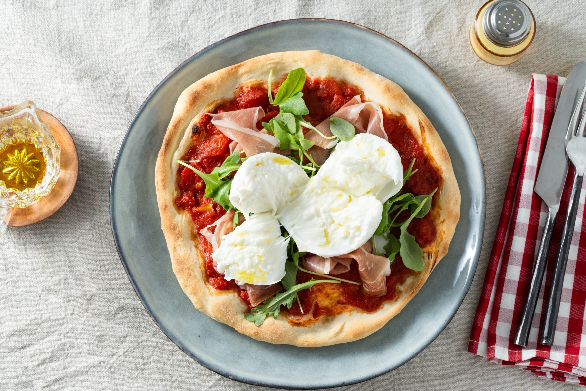 Pizza con bufala, prosciutto crudo e rucola