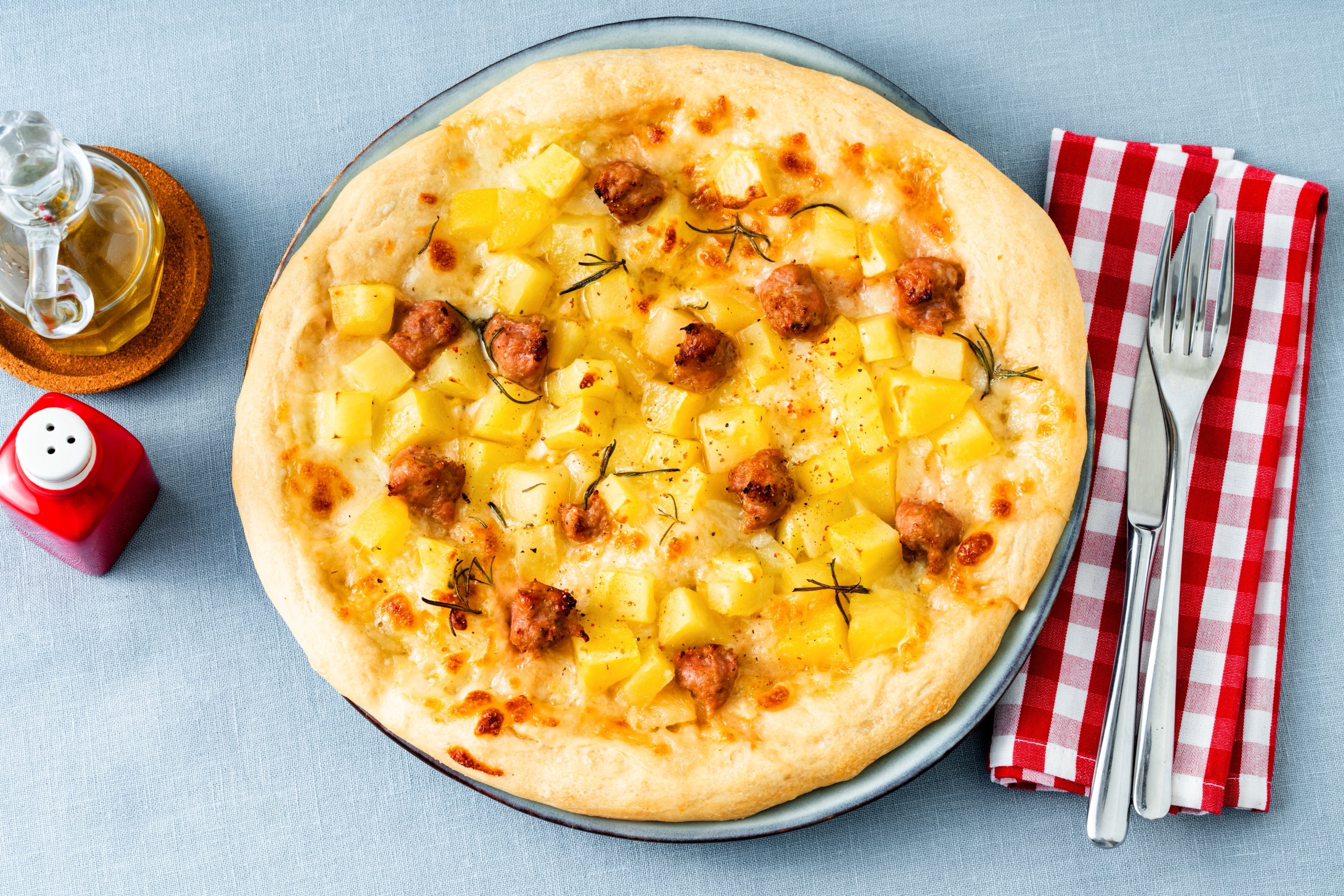 Pizza con patate, salsiccia e rosmarino