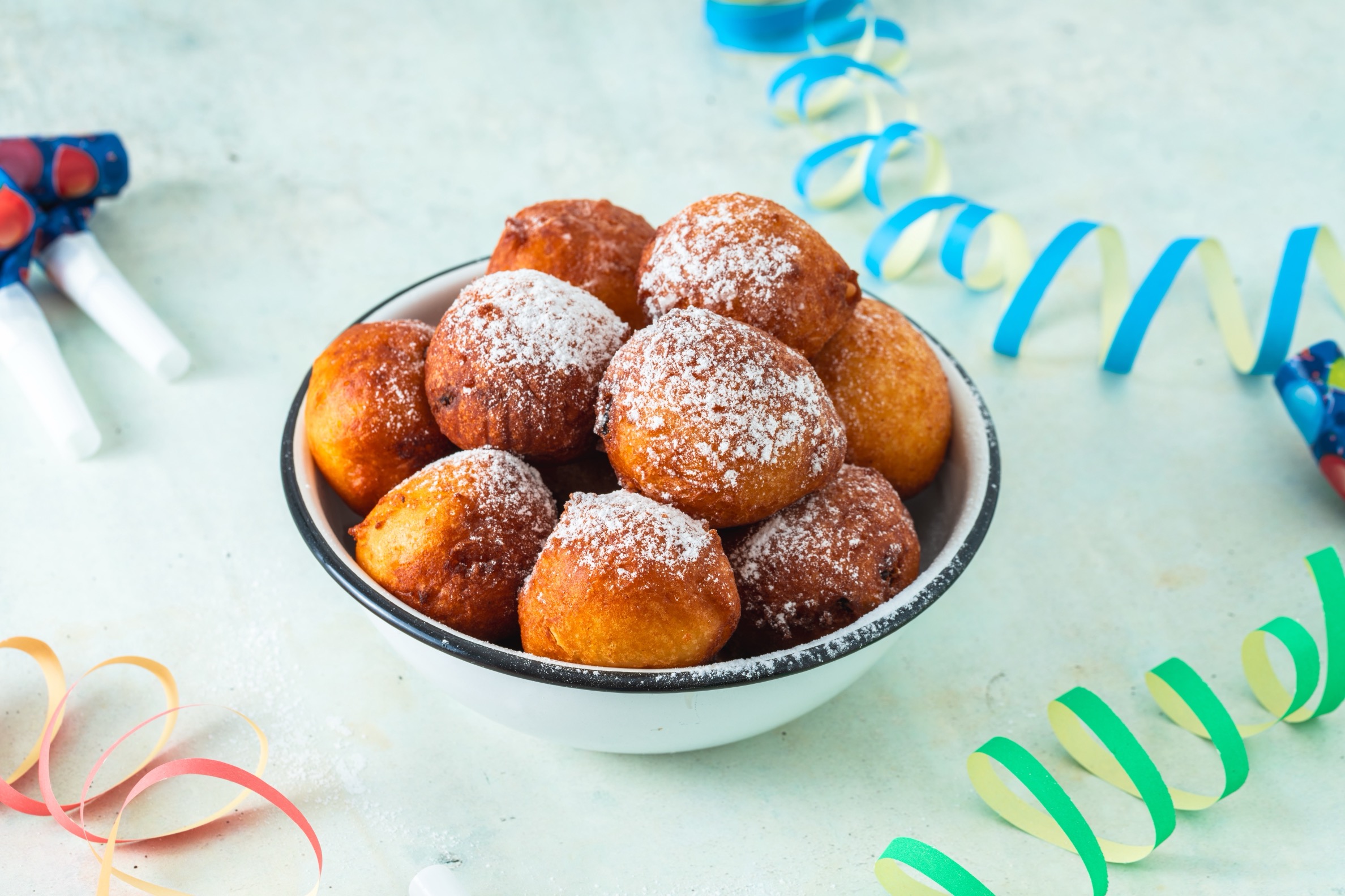 Frittelle alla ricotta con uvetta e pinoli