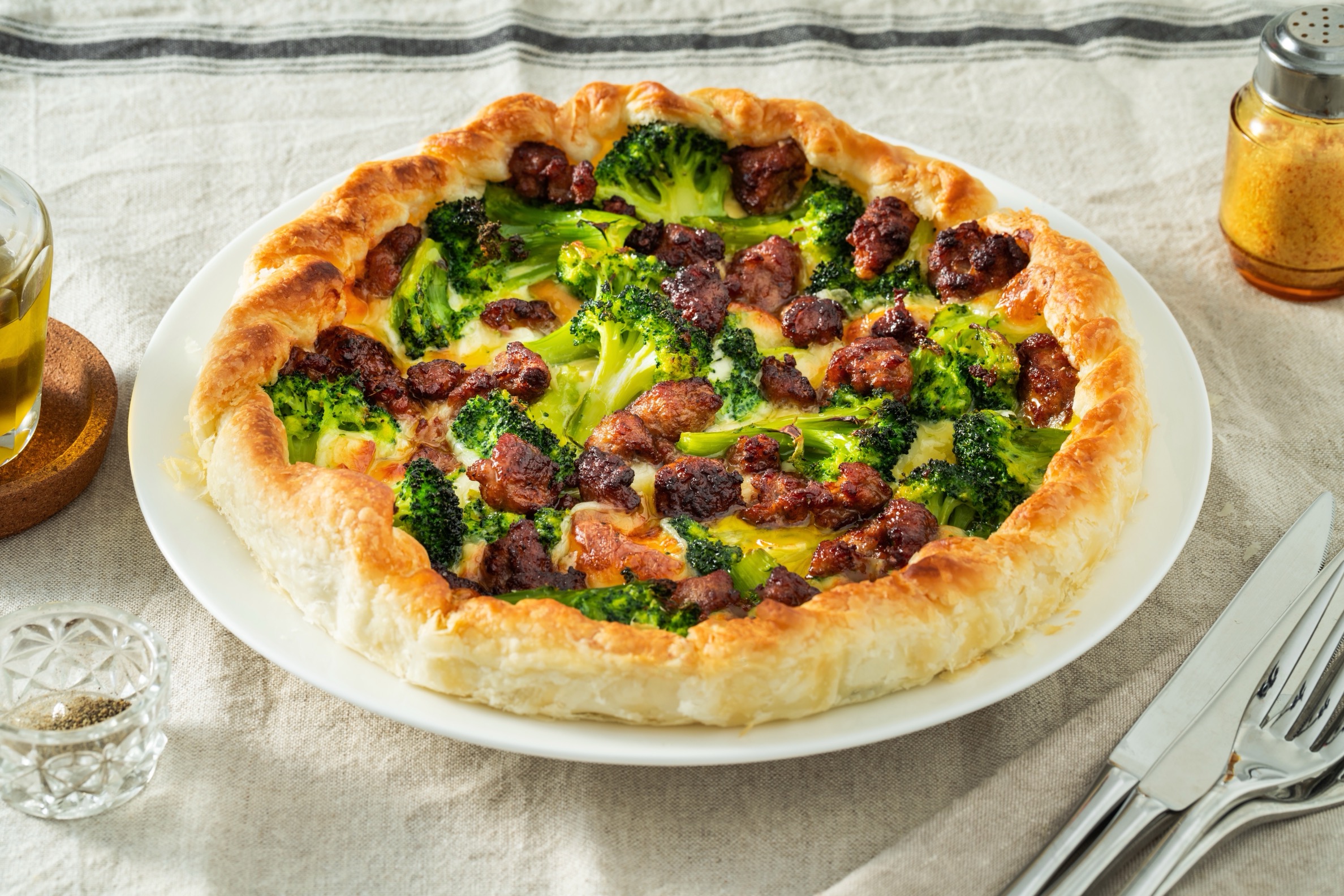 Torta salata con salsiccia, broccoli e scamorza