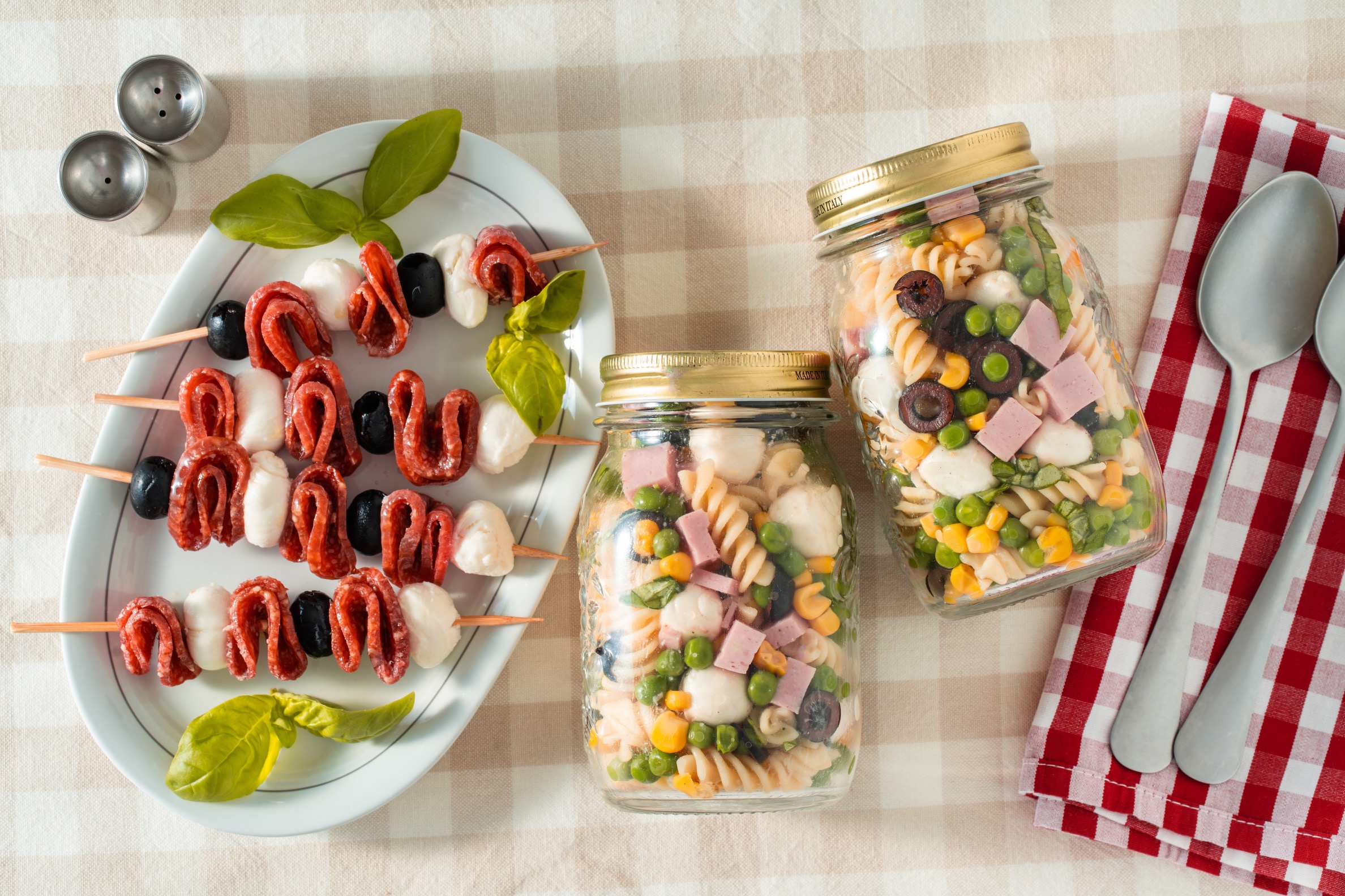 Pasta fredda primaverile e spiedini di salame
