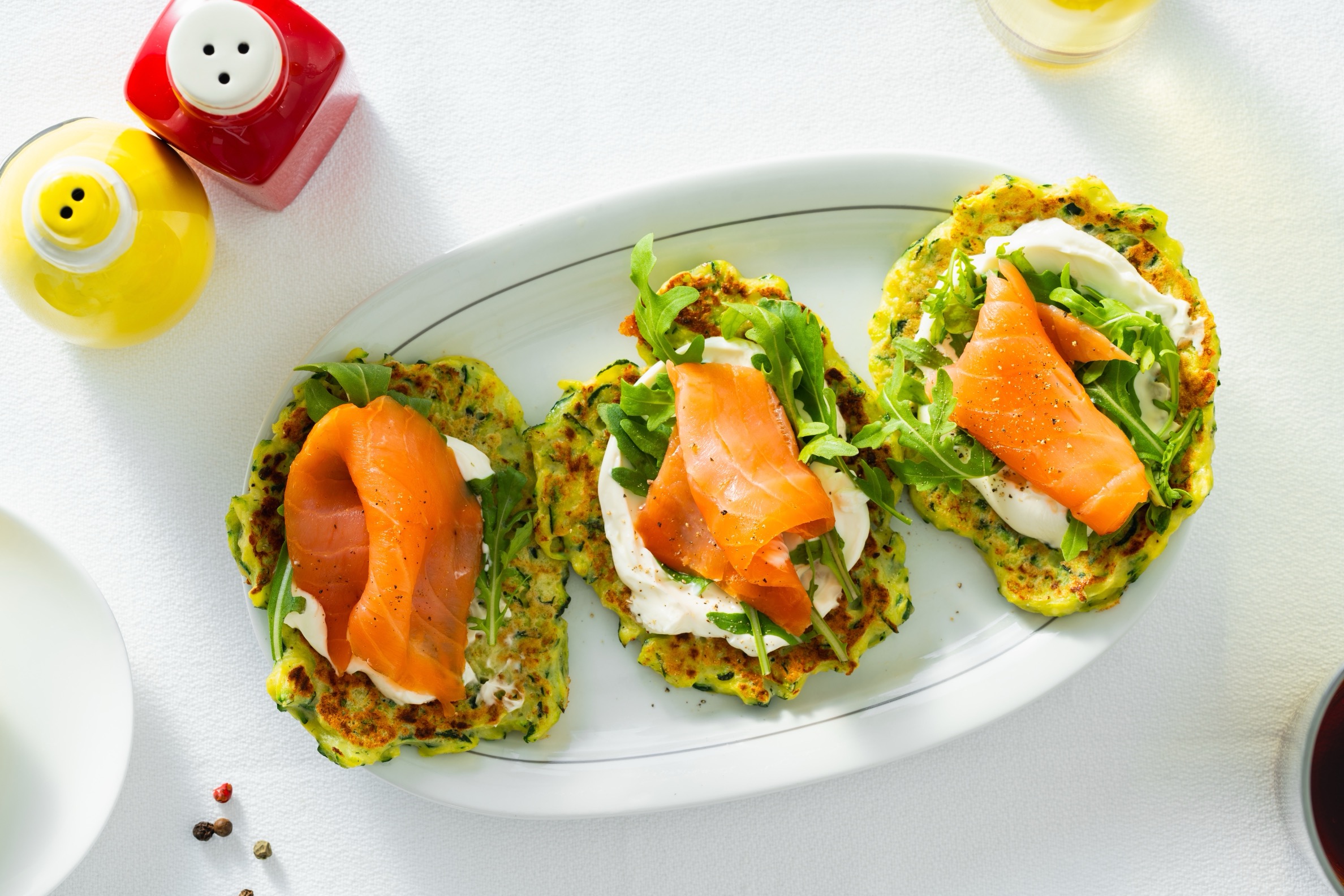 Tacos di zucchine con salmone e rucola