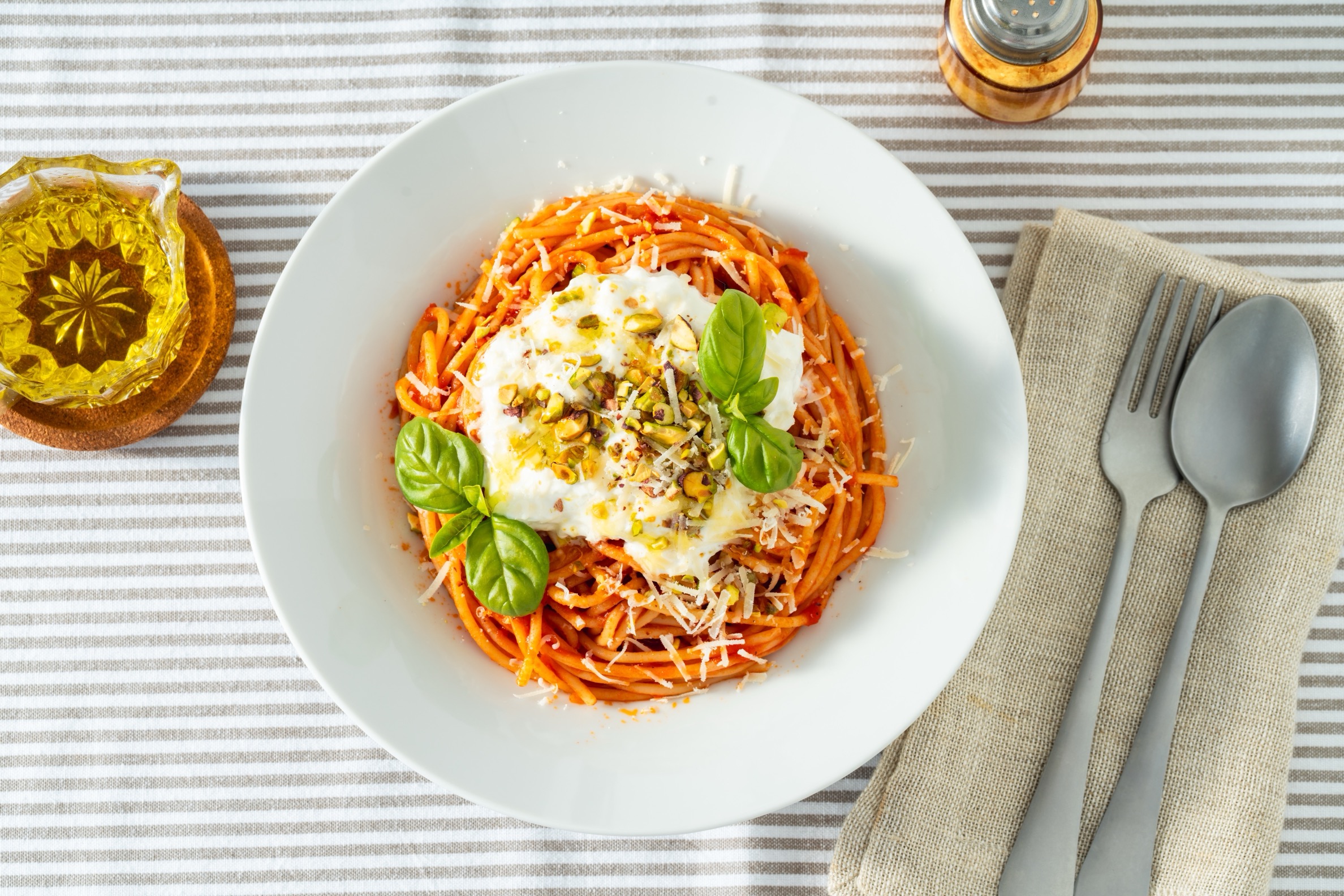 Spaghetti tricolore con stracciatella e pistacchi