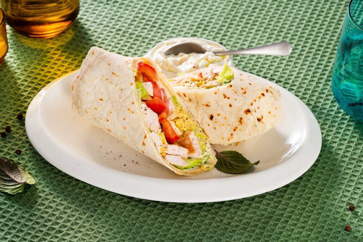 Wrap di pollo con salsa yogurt e avocado