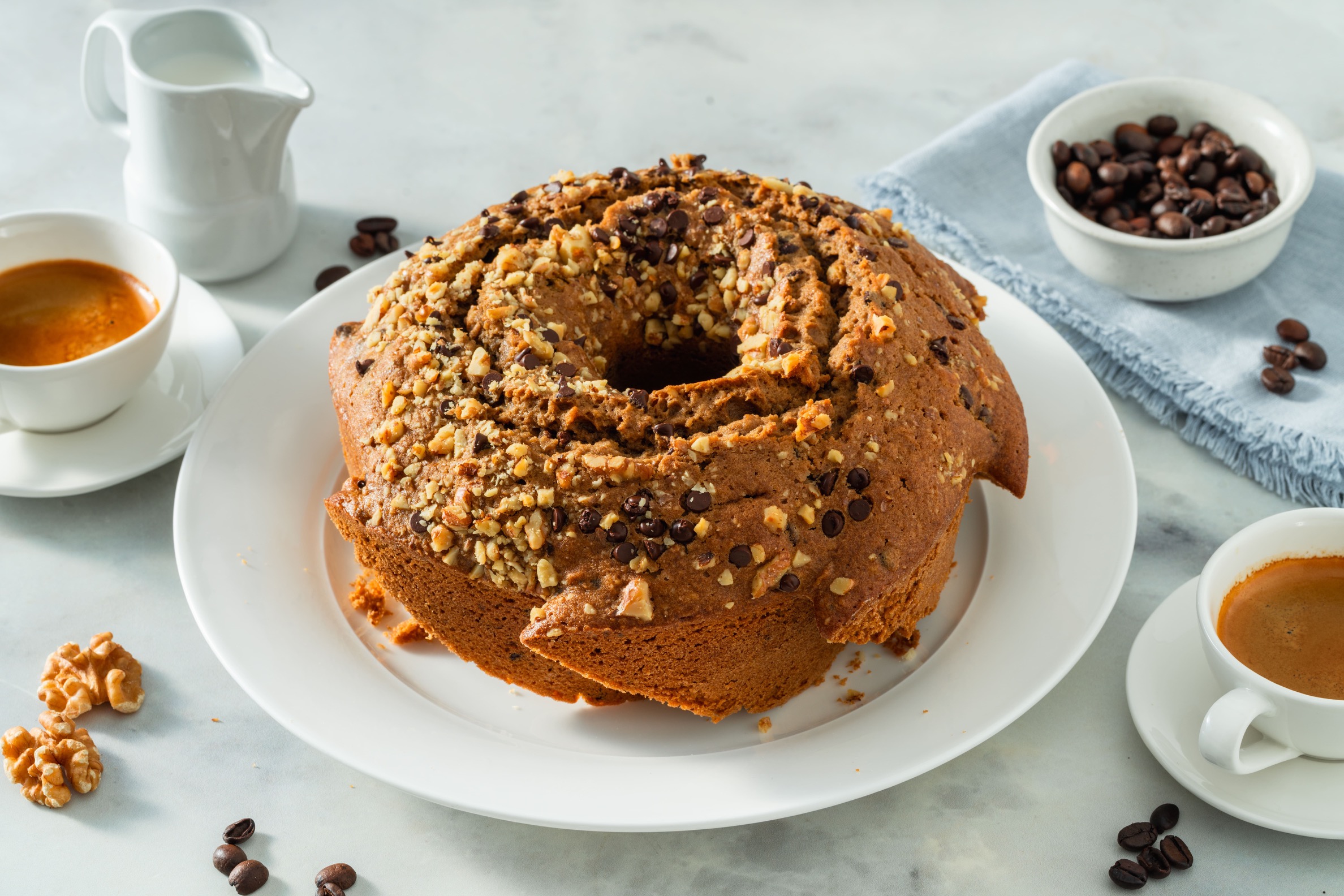 Ciambella al caffè con noci e gocce di cioccolato