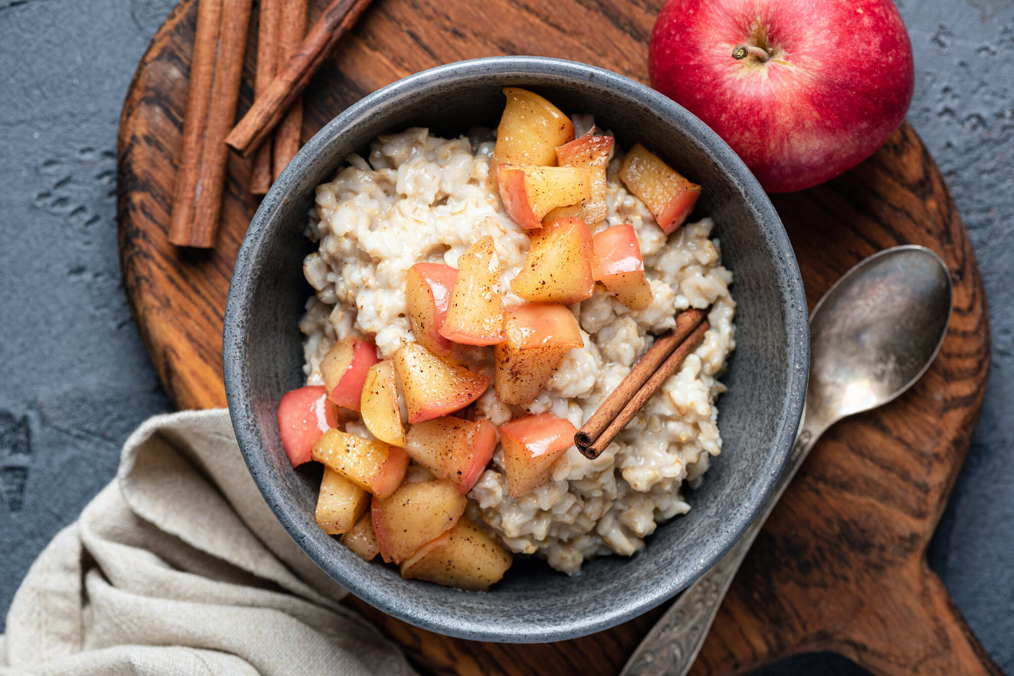 Porridge con mela e cannella